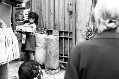 Colita. Niña en el mercado de la Barceloneta. Barcelona, 1966