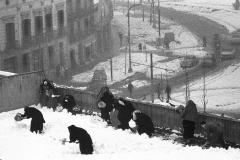 Colita. Monjas recogiendo nieve. Barcelona, 1962