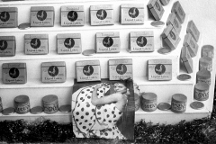 Colita. Escaparate de condones y foto de La Chunga. Barcelona 1962