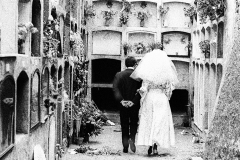 Colita. Novios en el cementerio. Barcelona, 1963
