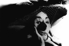 Colita. María Antonia Palauzzi con máscara. Barcelona, 1966.