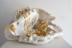 Escultura_40x40x20cm_ceramica-y-oro-24K_2023