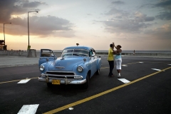 José María Mellado. Chevy azul y pareja bailando