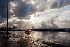 José-María-Mellado_Coche-rojo-en-el-Malecón_1475-x-1045-cm