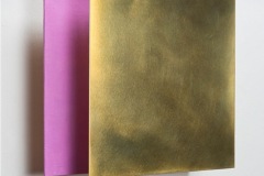 Plico-33,5-x-34,5-x-14-cm-Latón-madera-y-lienzo-2014-Brun
