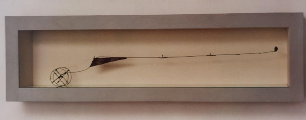 F.22 31 x 106 x 14 cm Madera, cristal, alambre, y campos magnéticos 2000-Herminio